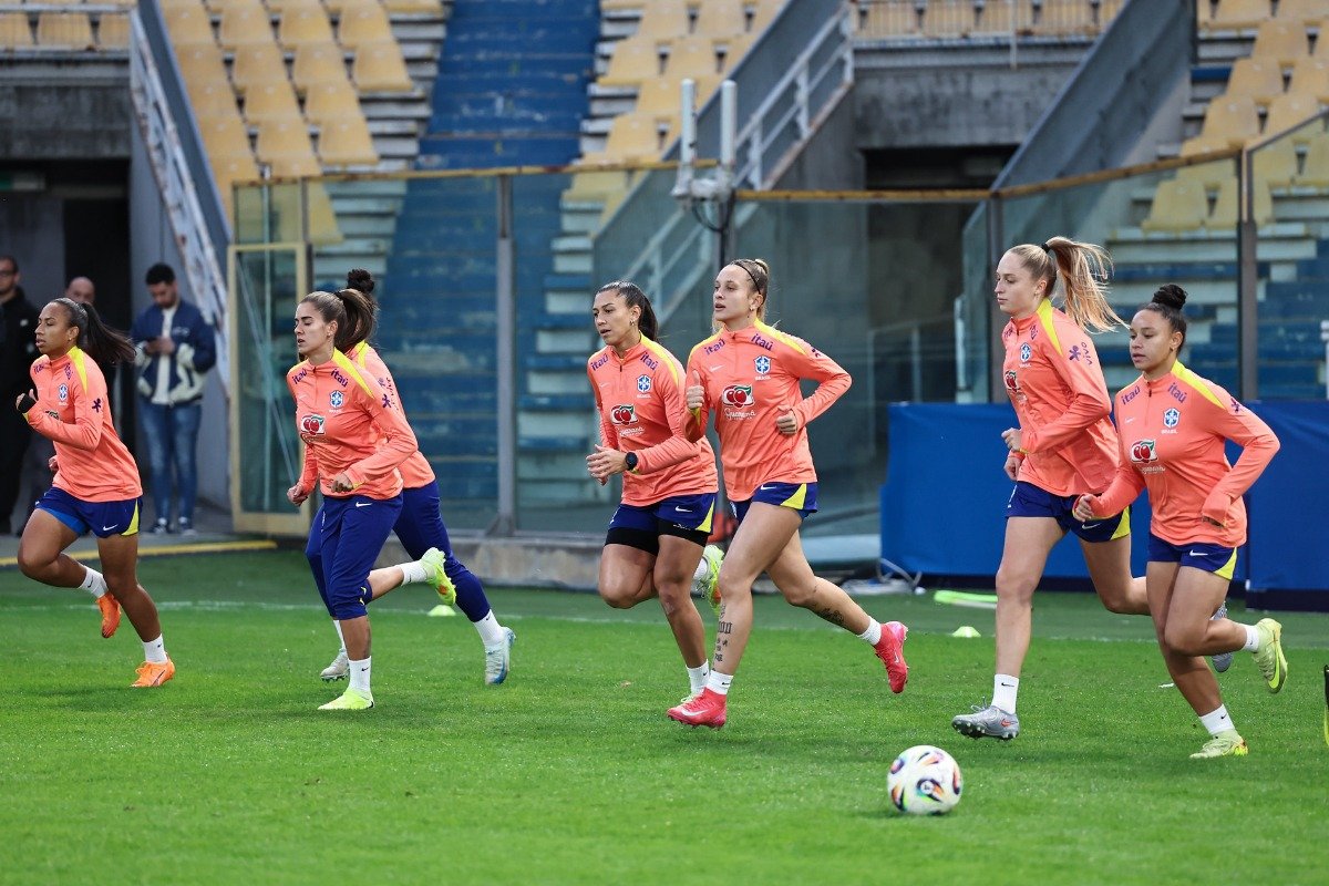 Jogadoras do Brasil durante treino na Itália (foto: Lívia Villas Boas/CBF)