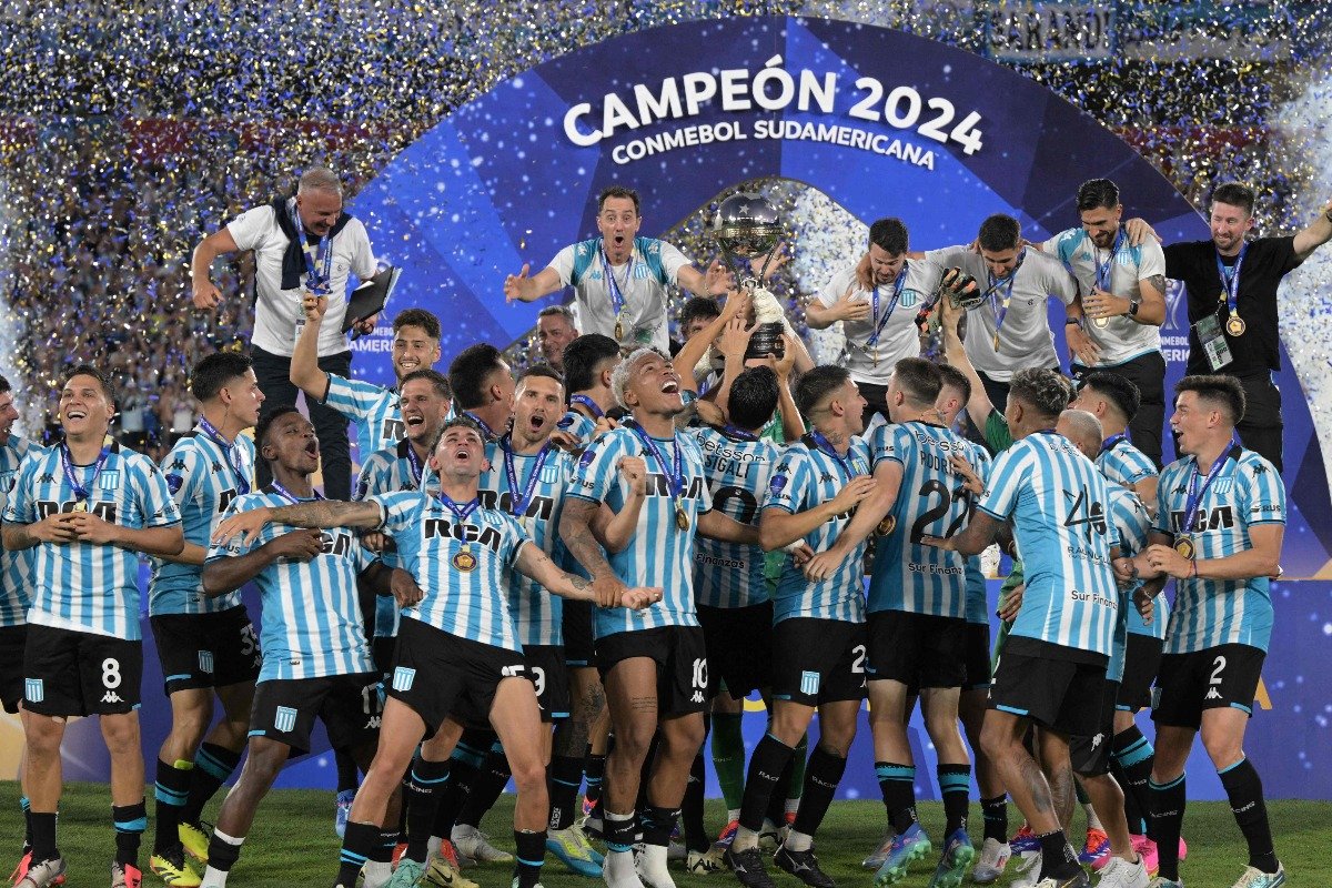 Jogadores do Racing comemoram título da Sul-Americana - (foto: JUAN MABROMATA/AFP - 25/11/2024)