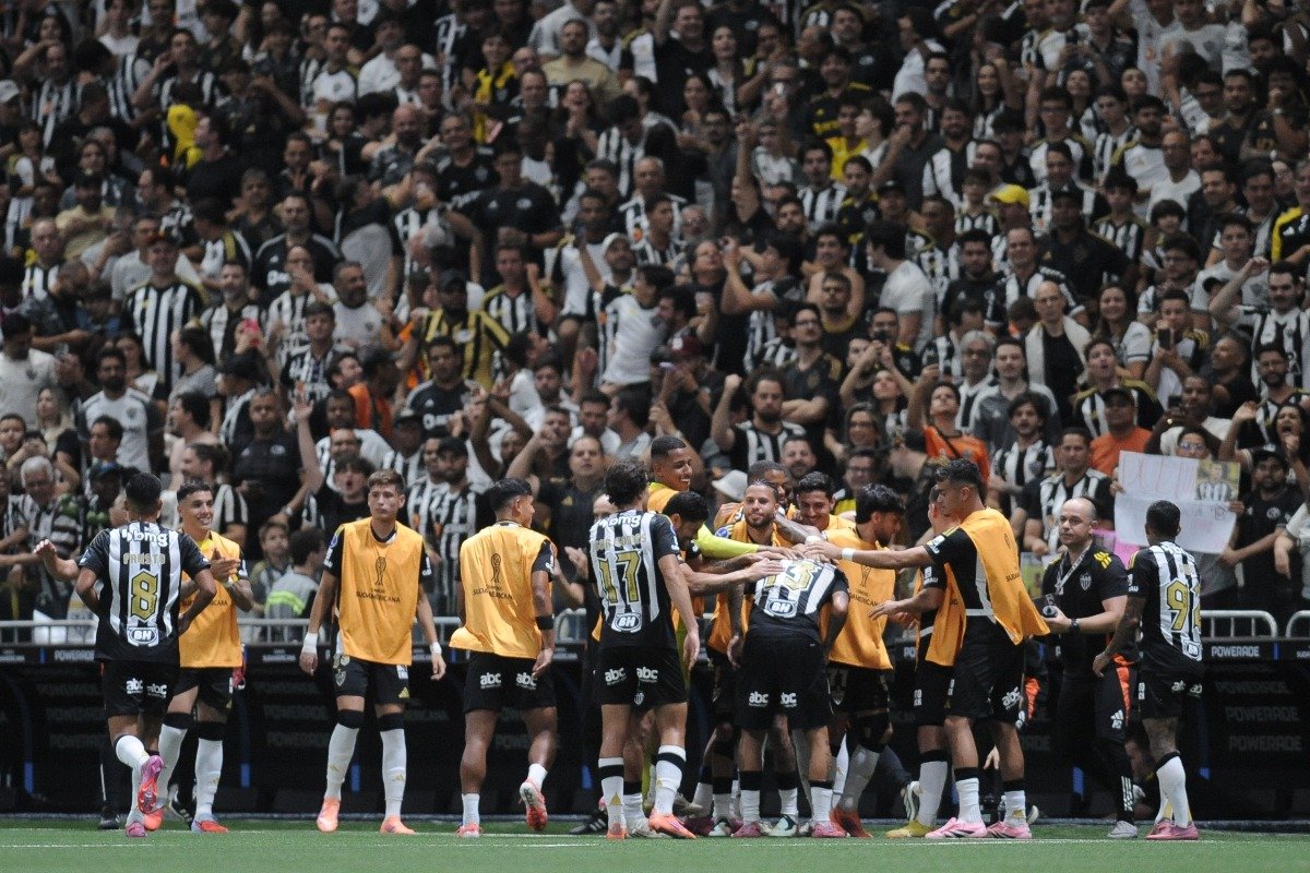 Jogadores do Atlético em comemoração durante partida da Sul-Americana (foto: Alexandre Guzanshe/EM/D.A. Press)