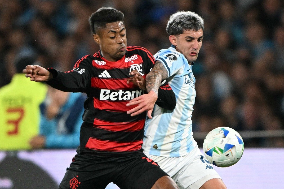 Bruno Henrique disputa bola com Martirena em Racing x Flamengo pela Libertadores (foto: LUIS ROBAYO/AFP)