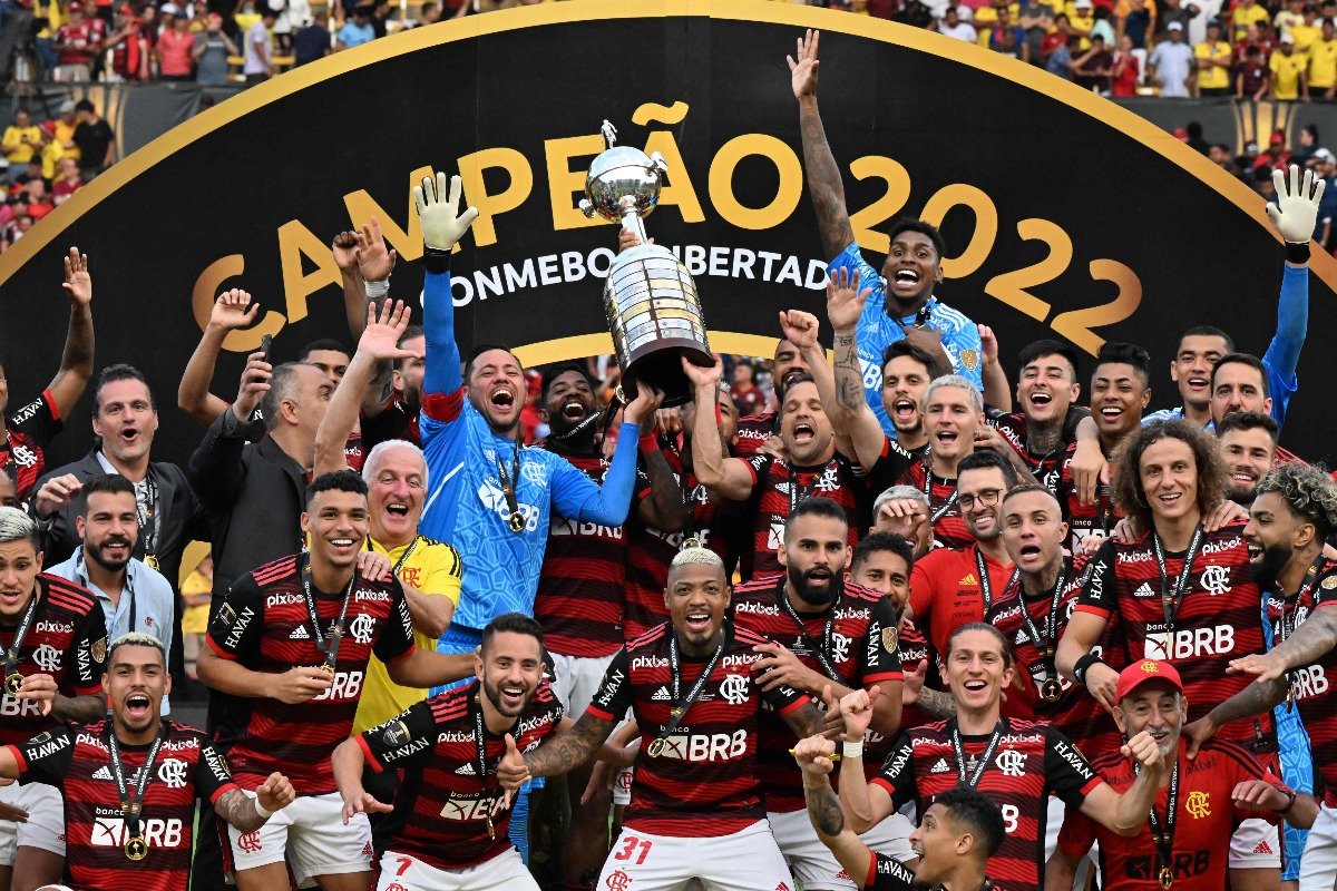 Jogadores do Flamengo comemorando o título da Libertadores em 2022 (foto: LUIS ACOSTA/AFP - 29/10/2022)