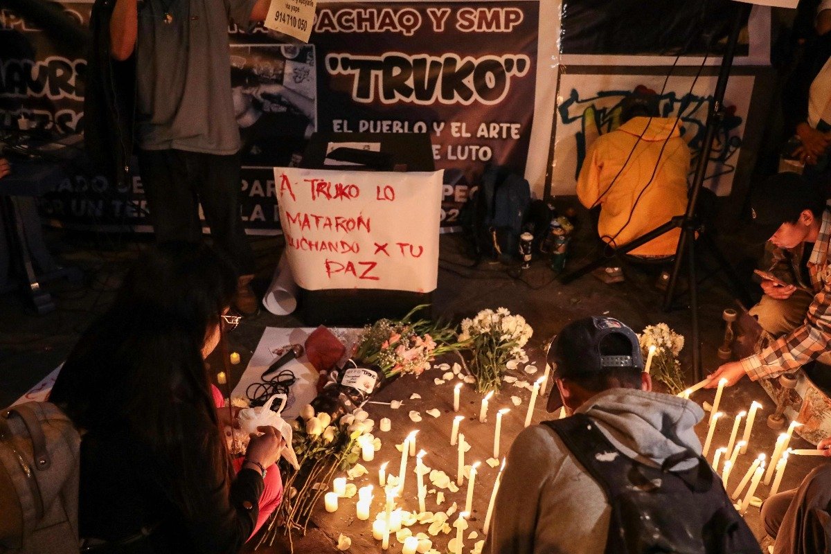 Manifestantes fizeram vigília após morte do rapper Trvko em Lima, No Peru - (foto: CONNIE FRANCE/AFP)