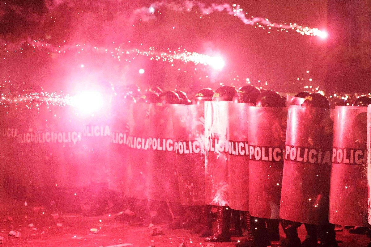 Policias tiveram de lidar com fogos de artifício durante protestos no Peru