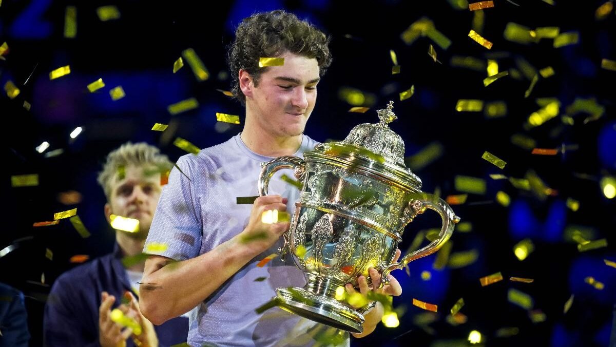 João Fonseca com a taça do ATP 500 da Basileia (foto: Fabrice Coffrini/AFP)
