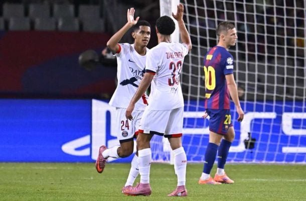 Jogadores do PSG comemoram o gol marcado por Mayulu na vitória sobre o Barcelona na fase de liga da Champions (foto: Foto: Divulgação)