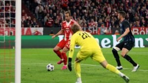 Sozinho, Kane aproveita cruzamento de Laimer para fazer o segundo gol do Bayern - Crédito: 