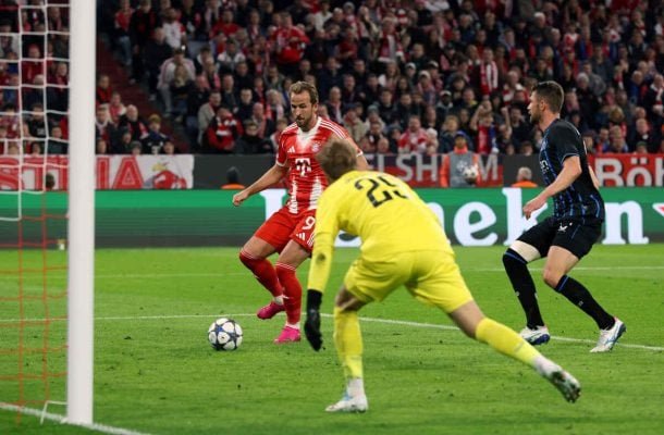 Sozinho, Kane aproveita cruzamento de Laimer para fazer o segundo gol do Bayern (foto: Alexander Hassenstein/Getty Images)