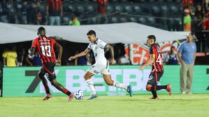 Confusão generalizada causou queda de diversos torcedores do Vitória da arquibancada - Crédito: 