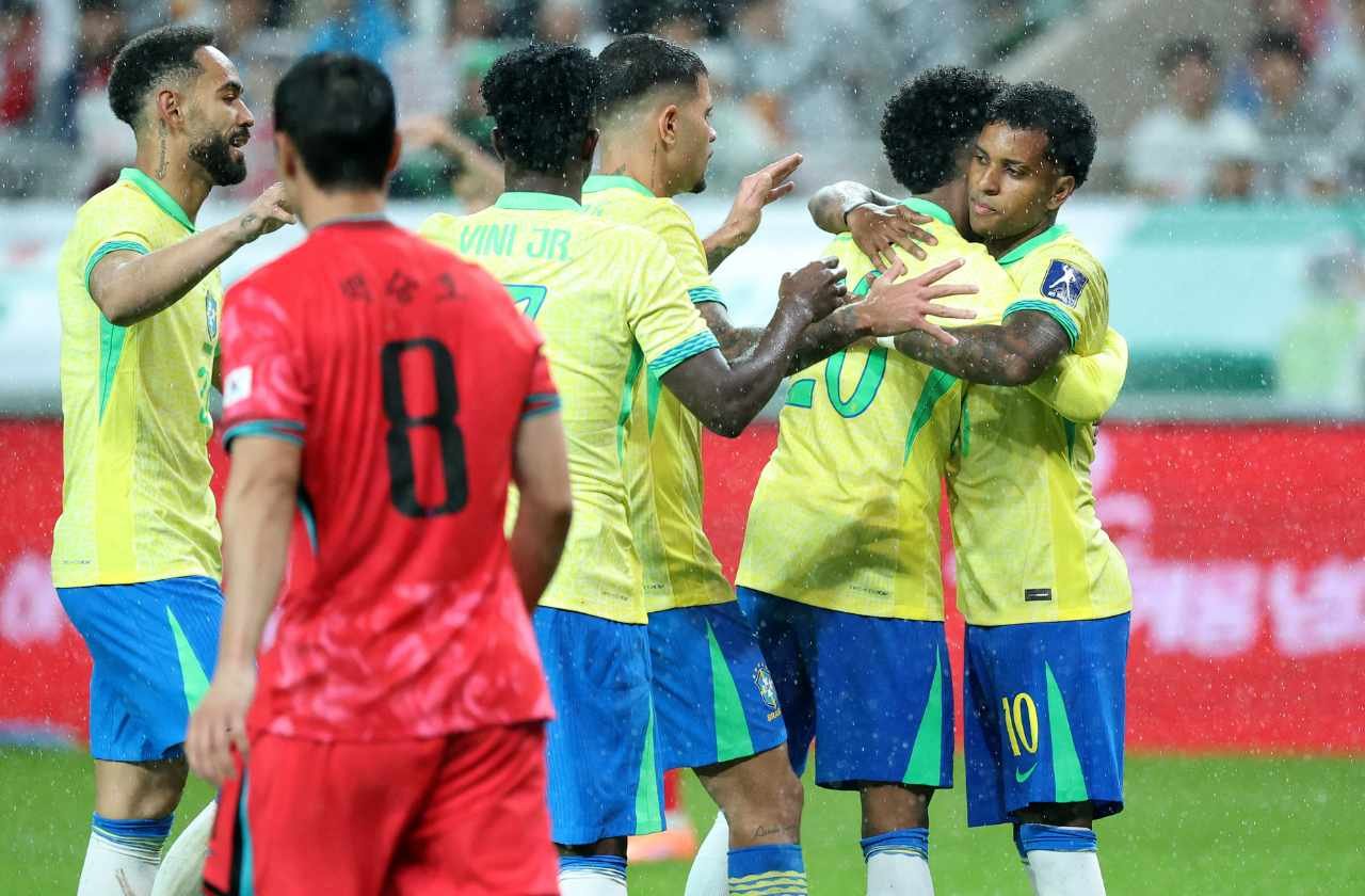 Jogadores da Seleção Brasileira comemoram gol em amistoso contra a Coreia do Sul (foto: Han Myung-Gu/AFP)
