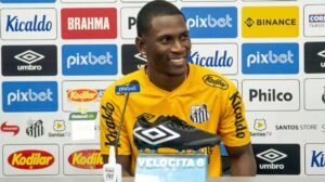 Atacante ex-Santos tem carro atacado por dois homens em uma moto, quando chegava a treino no Equador - Crédito: 