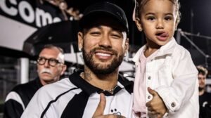 Filha de Neymar, Mavie leva bolada na cabeça antes do jogo do Santos - Crédito: 