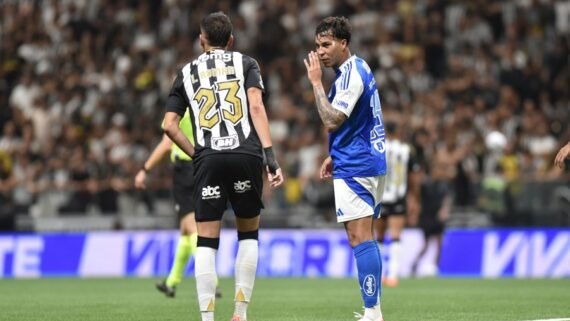 Kaio Jorge provoca Ivan Román (foto: Ramon Lisboa/EM/D.A. Press)