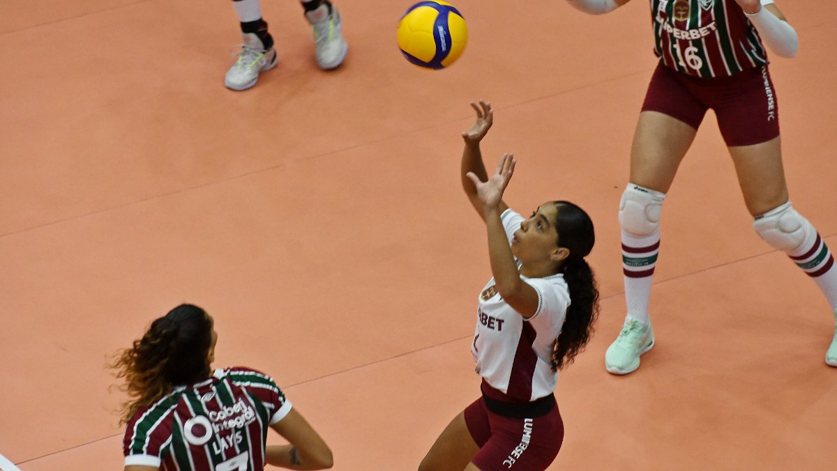 Marcelle em ação pelo Fluminense na Superliga de Vôlei (foto: MAILSON SANTANA/FLUMINENSE FC)