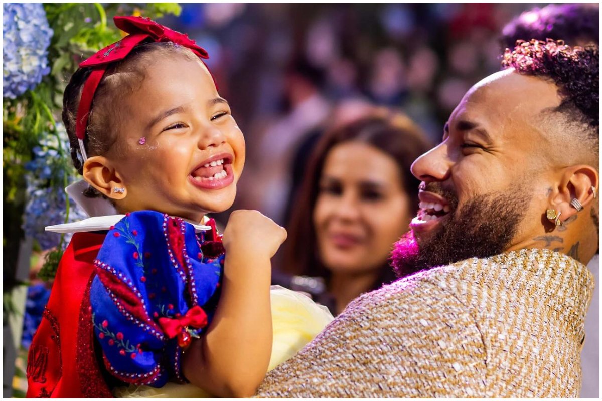 Neymar Jr. segurando sua filha Mavie de dois anos no colo (foto: Divulgação/Neymar.Jr)