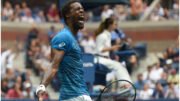 Jogador de tênis Monfils vibrando após um ponto com uma raquete na mão (foto: Timothy A. Clary/AFP)