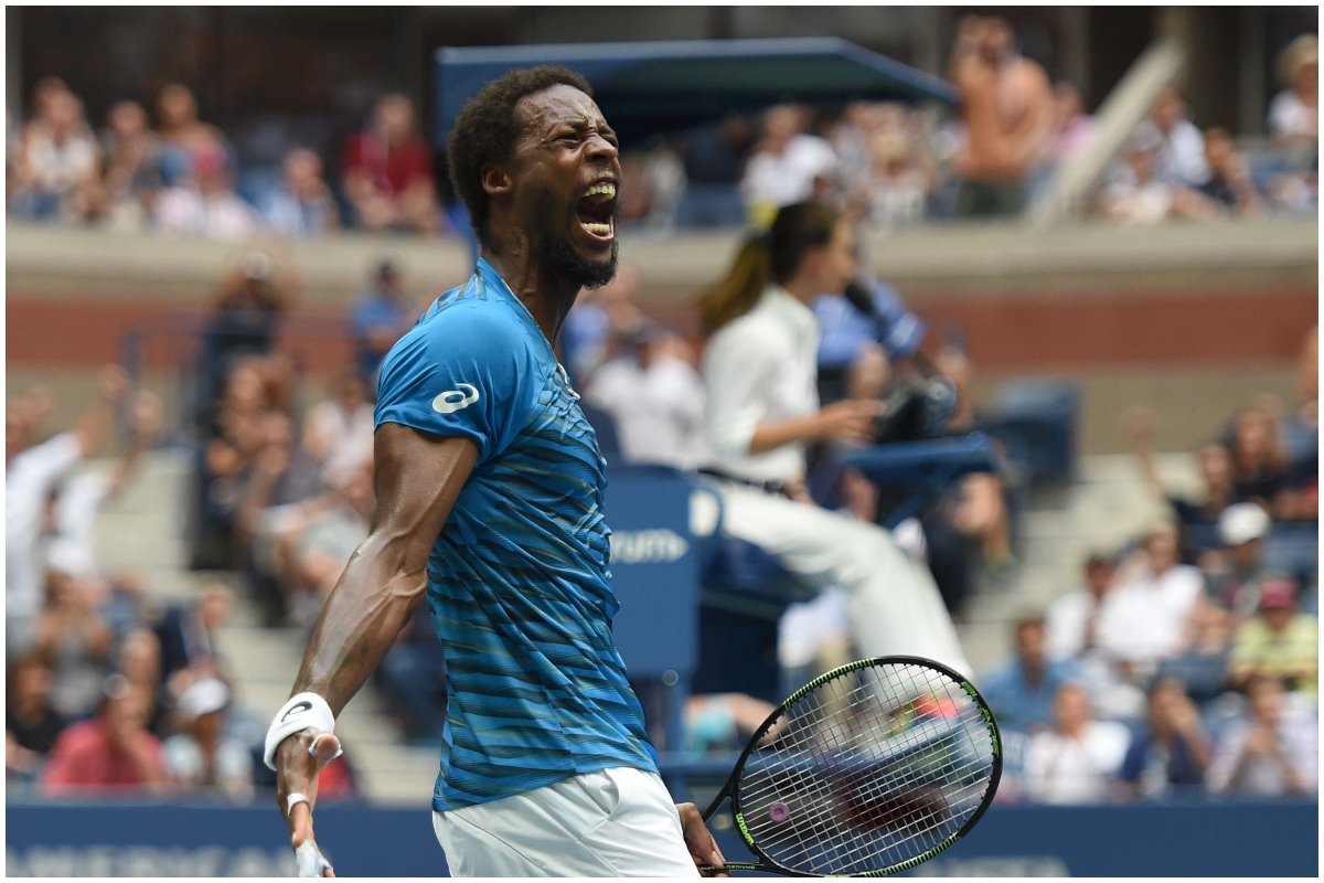 Jogador de tênis Monfils vibrando após um ponto com uma raquete na mão (foto: Timothy A. Clary/AFP)