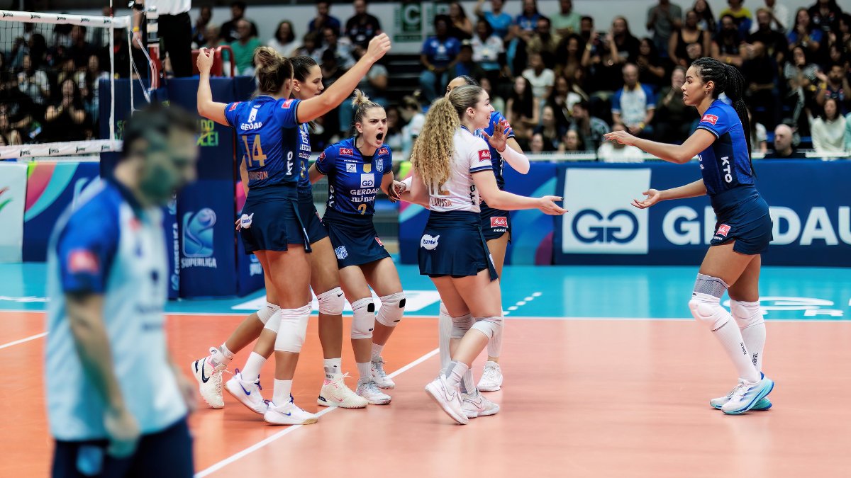 Julia Nowicka (a mais baixa, loira, ao centro) comemora ponto do Minas ao lado do time durante jogo da Superliga Feminina de Vôlei contra o Mackenzie (foto: Hedgard Moraes/Minas Tênis Clube)