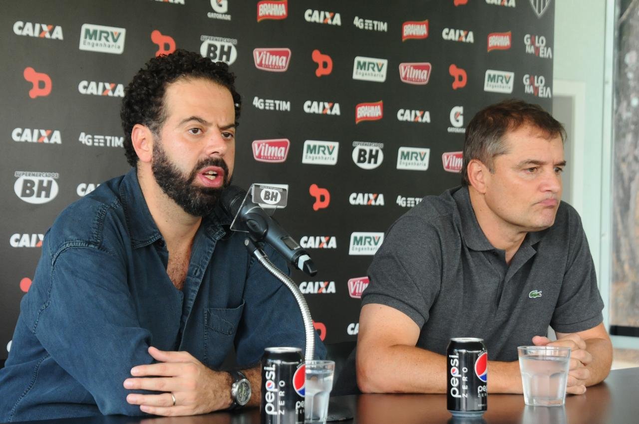 Daniel Nepomuceno ao lado de Diego Aguirre - (foto: Euler Junior/EM/D.A Press - 19/5/16)