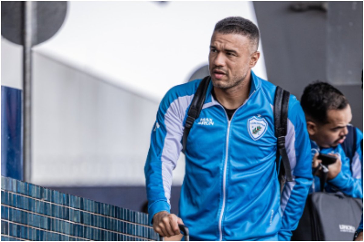 Técnico do Londrina, Roger Silva, andando com mochila nas costas e mala de rodinha nas mãos (foto: Rafael Martins/Londrina)