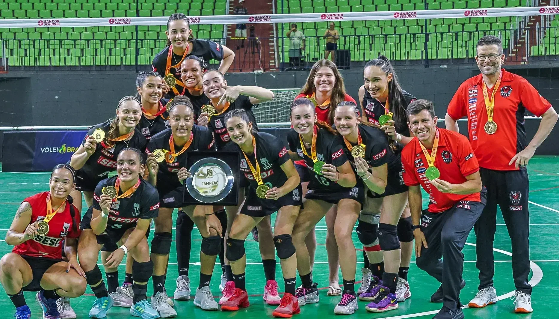 Jogadoras e comissão técnica do Bauru (foto: Divulgação/CBV)