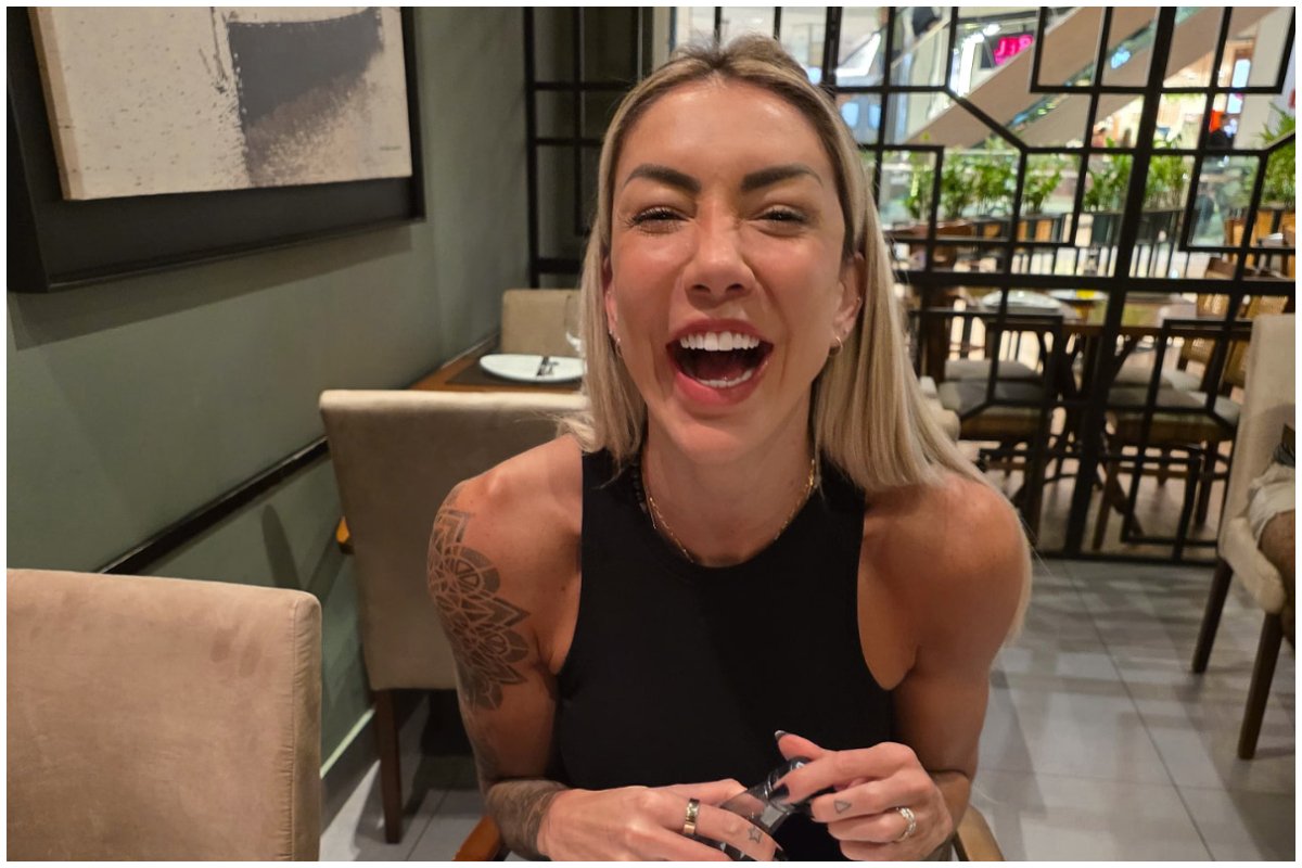 Jogadora de Vôlei do Minas, a central Thaisa rindo para foto (foto: Divulgação/Thaisa)