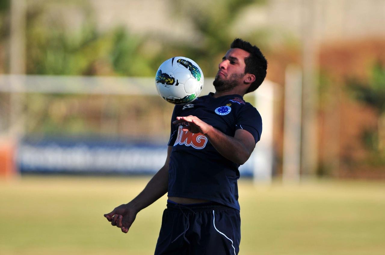 Victorino domina a bola no peito (foto: Alexandre Guzanshe/EM/D.A Press - 22/8/12)