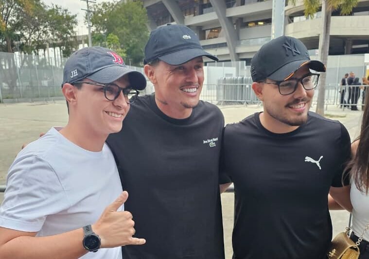 Edu (centro) posa para foto ao lado de torcedores em frente ao Maracanã (foto: João Victor Pena/Cruzeiro)