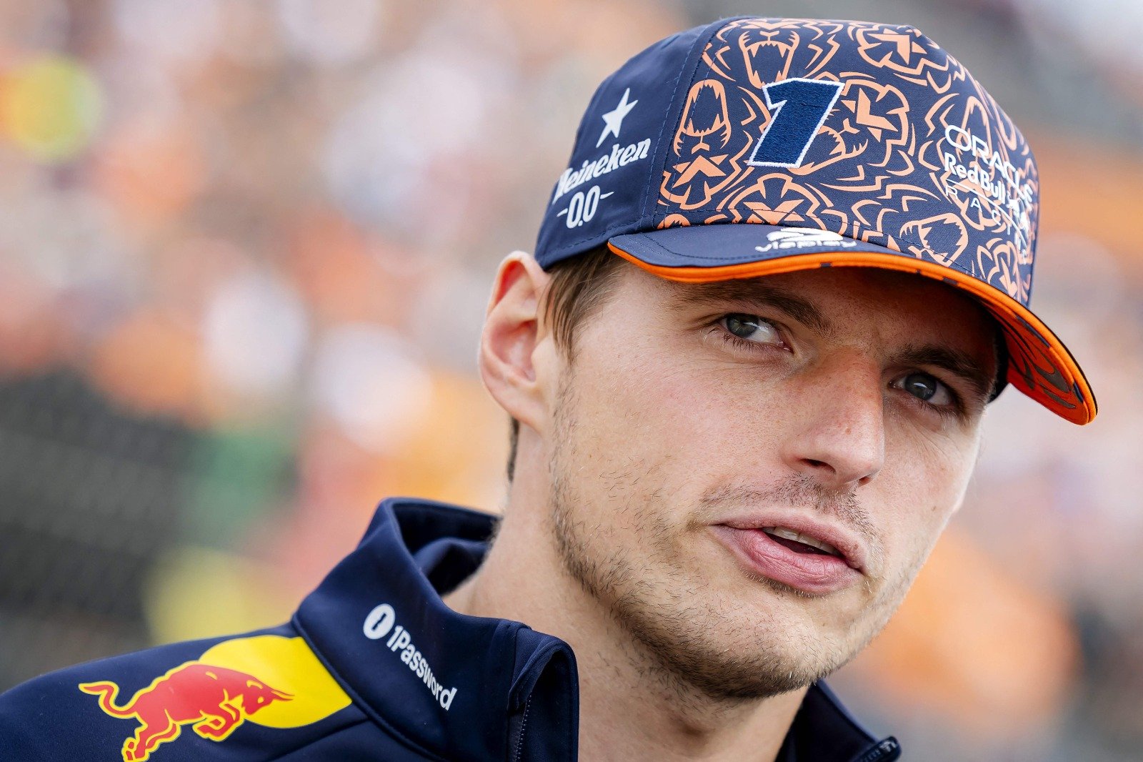 Max Verstappen posa para foto (foto: Sem van der Wal/AFP)