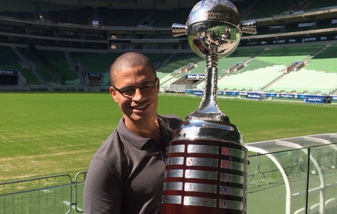 Alex com a taça da Libertadores (foto: Divulgação/Alex)