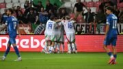 Itália comemora gol durante as Eliminatórias da Europa para a Copa do Mundo (foto: Attila KISBENEDEK / AFP)
