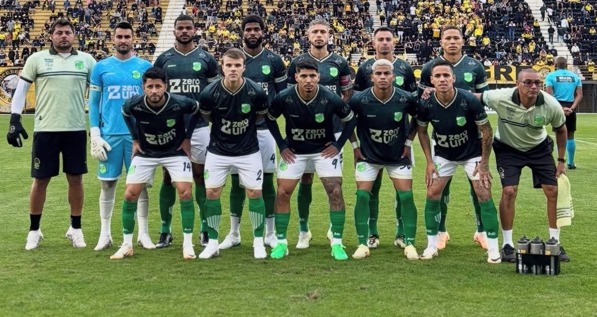 Equipe do Floresta em fila (foto: Divulgação/Floresta)