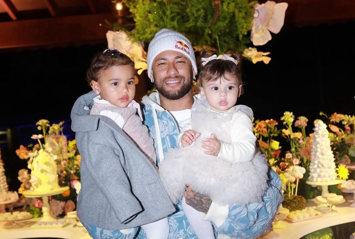 Neymar segura filhas e posa para foto (foto: Divulgação/Neymar)