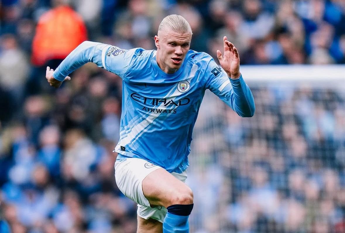 Jogador do City correndo em campo (foto: Divulgação/Manchester City)