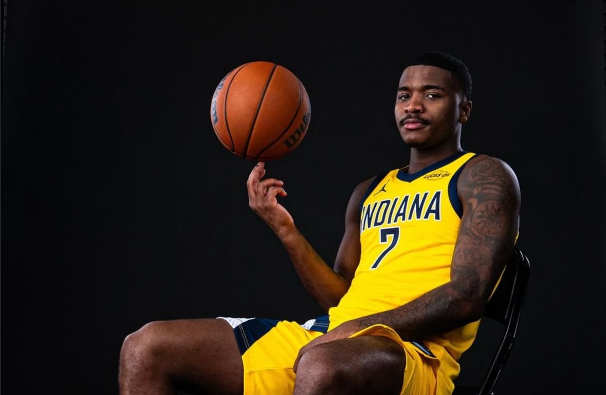 Jogador de basquete posa para foto sentado (foto: Divulgação/Indiana Pacers)