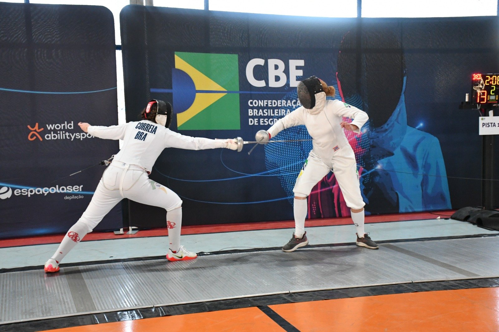 Esgrimistas duelando (foto: Rosele Sanchotene/CBE)