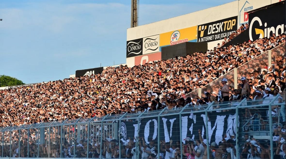 Torcida da Ponte Preta no Estádio Moisés Lucarelli (foto: Marcos Ribolli e Júlio César Costa/Ponte Preta Press)