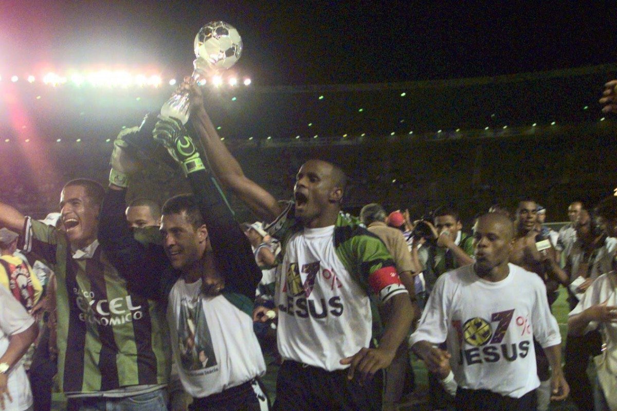 Time do América comemora título da Copa Sul-Minas, em 2000 (foto: Jorge Gontijo/EM/D.A Press)