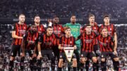 Jogadores do Milan enfileirados durante partida (foto: Divulgação/Milan)