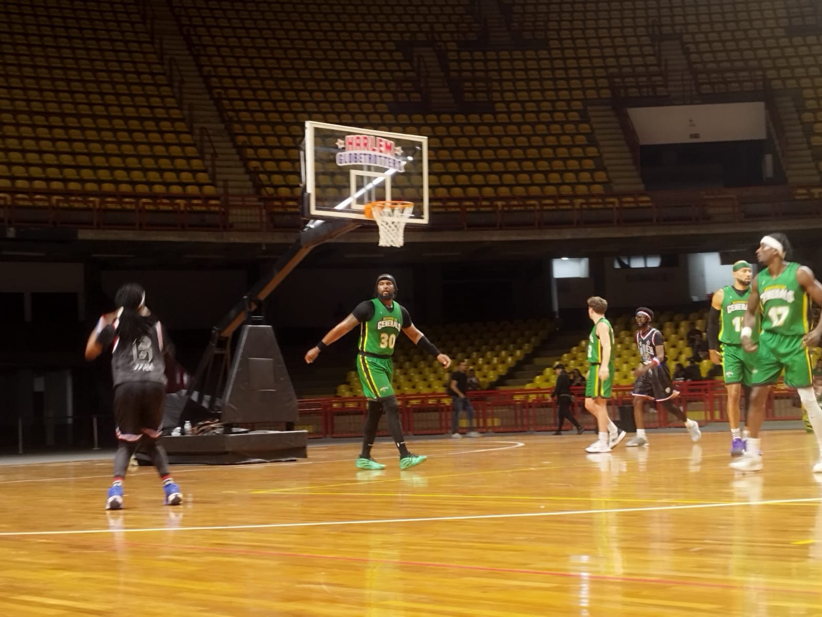 Globetrotters em ação na quadra montada no Mineirinho (foto: Otávio Rangel/No Ataque)