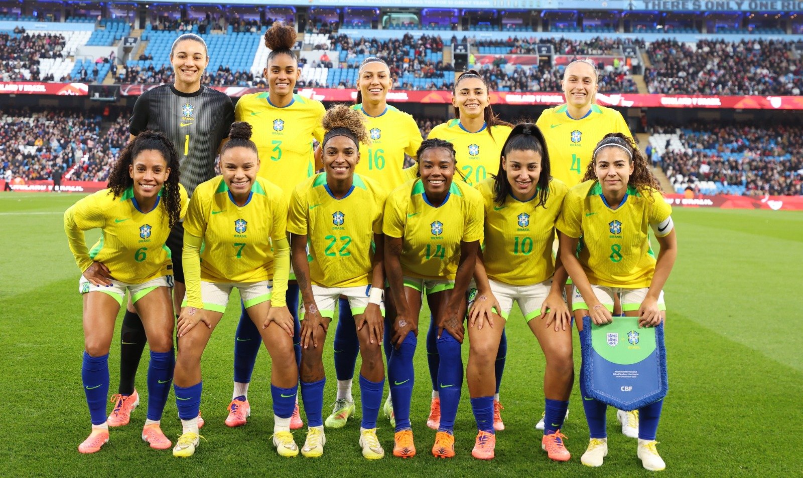 Jogadoras da Seleção Brasileira posam para foto (foto: Lívia Villas Boas/CBF)