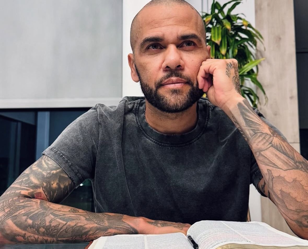 Daniel Alves próximo à Biblia (foto: Divulgação/Daniel Alves)