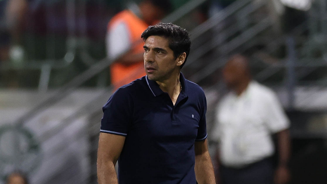 Técnico Abel Ferreira olha para o lado (foto: Cesar Greco/Palmeiras)