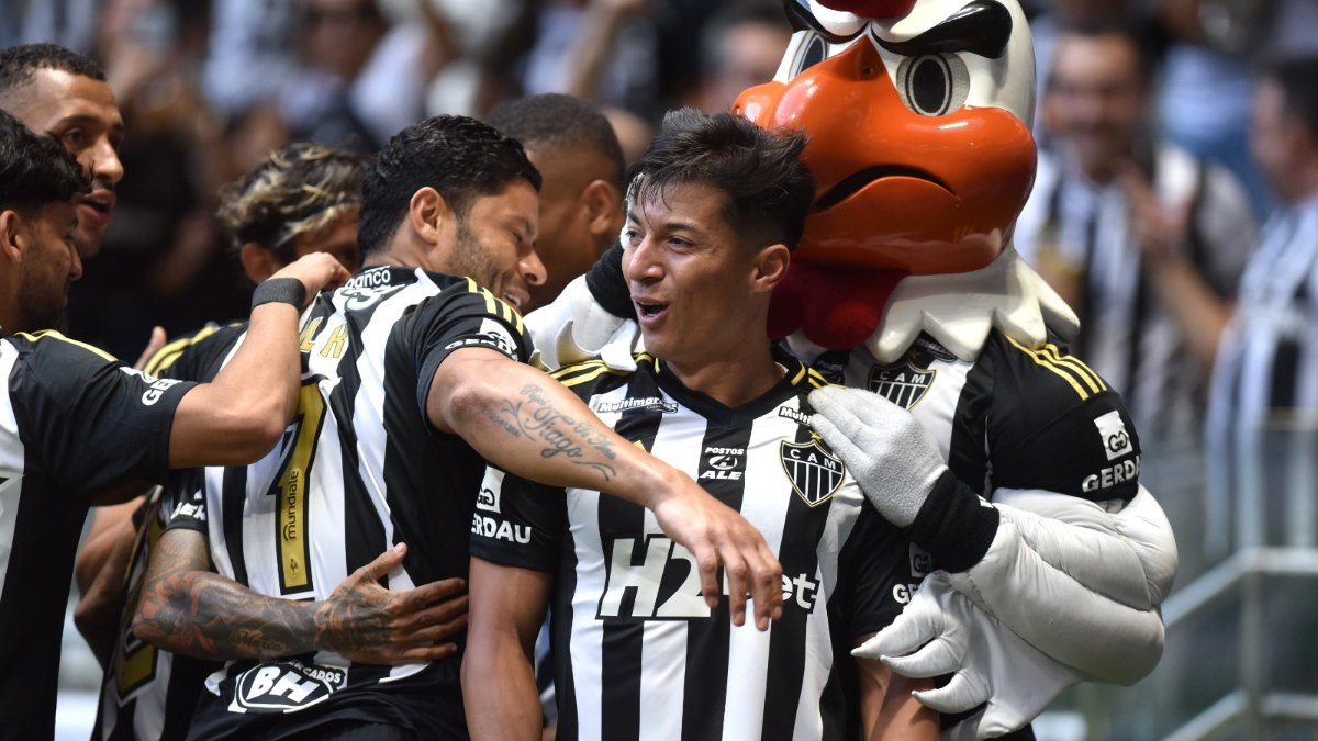 Alan Franco comemora com jogadores e Galo Doido o gol que deu vitória por 1 a 0 do Atlético sobre o Ceará (foto: Ramon Lisboa/EM/D.A. Press)