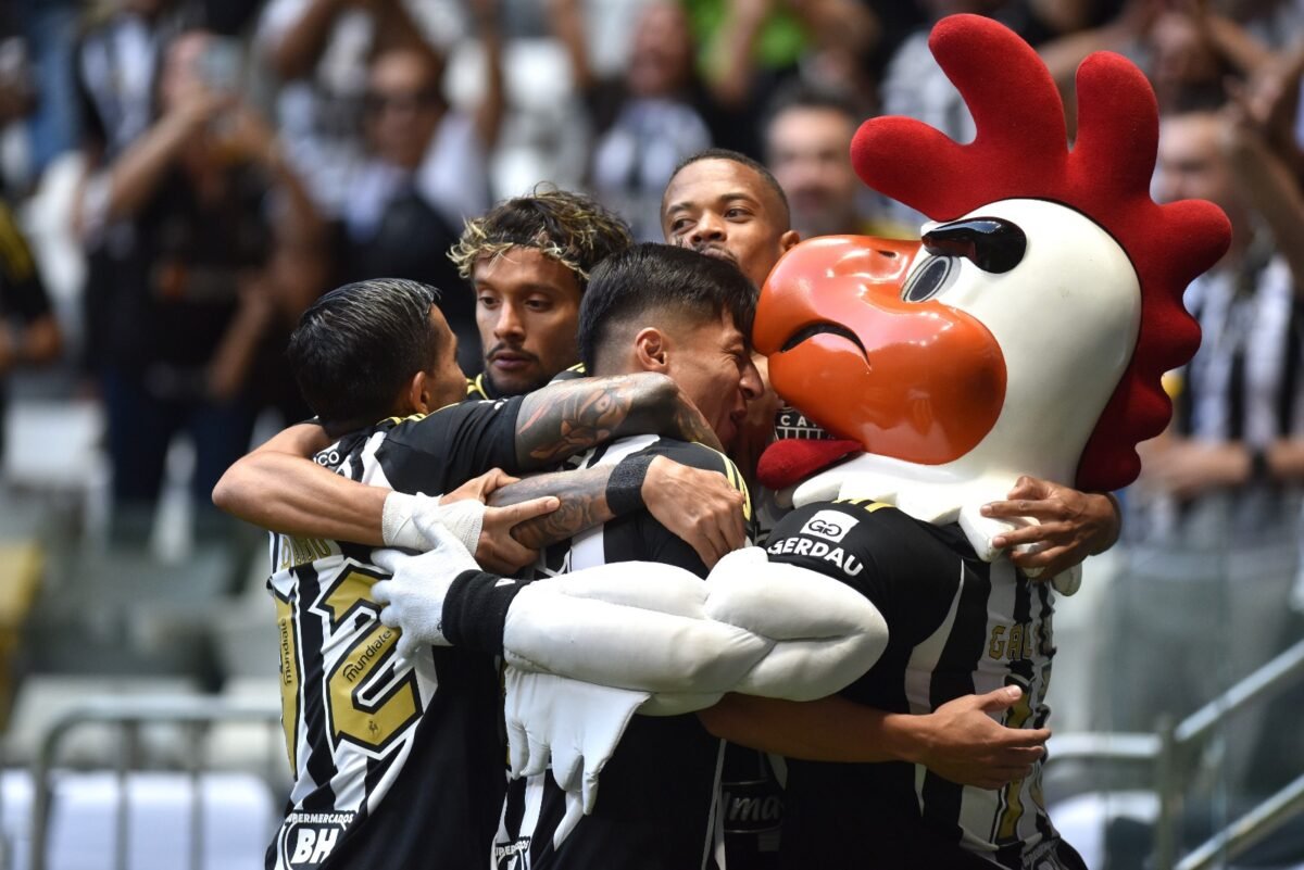 Alan Franco comemora gol pelo Atlético com companheiros e Galo Doido (foto: Ramon Lisboa/EM/D.A. Press)