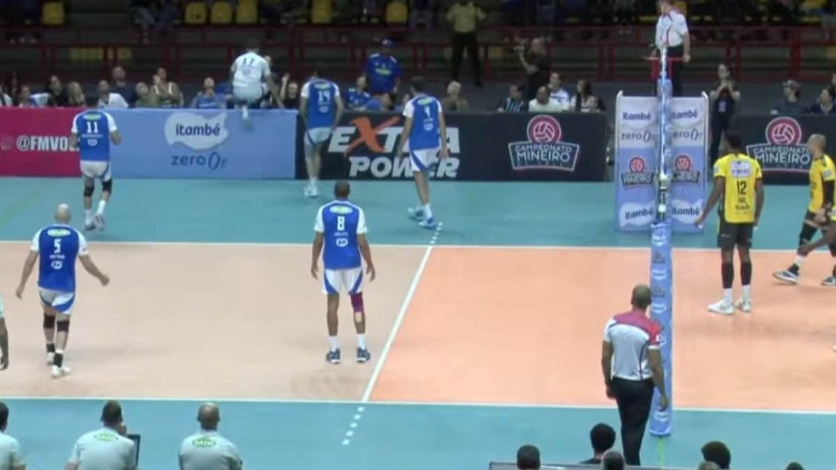 Alê 'invadiu' área de torcedores para tentar salvar bola em Cruzeiro x Praia, pelo Mineiro de Vôlei (foto: Reprodução/Rede Minas)