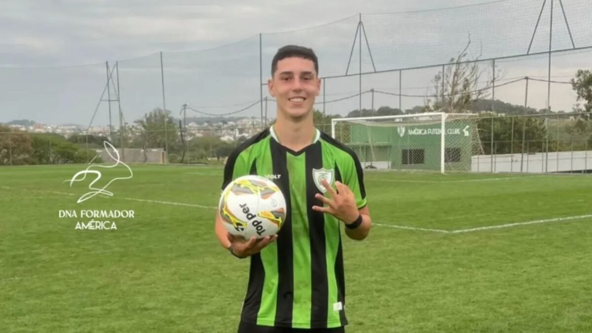Alessandro marcou os três gols da vitória do América sub-17 em cima do Itabirito (foto: América/Divulgação)