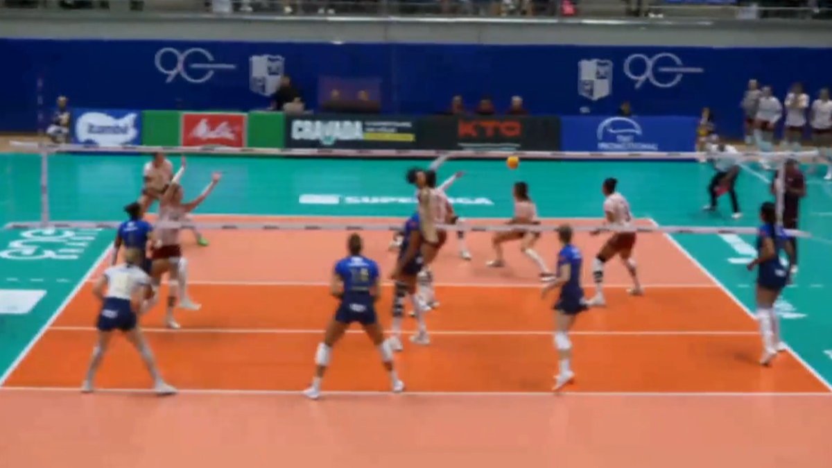 Amanda sofreu lesão durante jogo entre Minas e Fluminense (foto: Reprodução/VolleyballWorldTV)