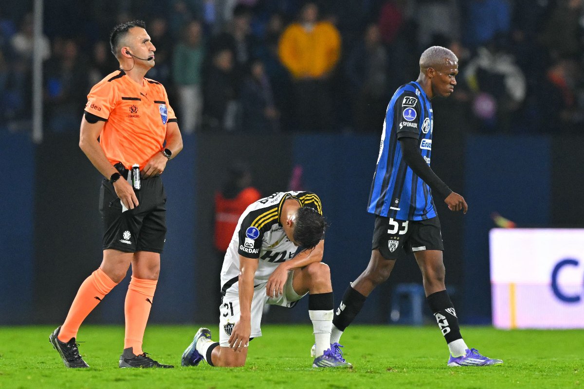 Carlos Betancur, árbitro do duelo entre Atlético e Independiente del Valle pela Sul-Americana (à esquerda na imagem) (foto: Rodrigo Buendía/AFP)
