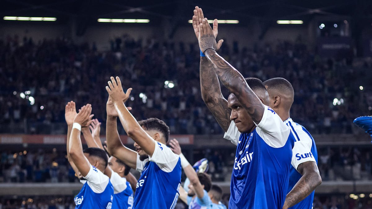 Marquinhos, atacante do Cruzeiro, celebra torcida no Mineirão, em Belo Horizonte (foto: Gustavo Aleixo/Cruzeiro)