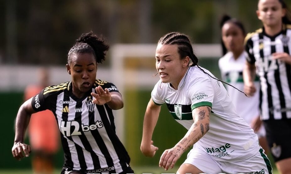Disputa de bola em Atlético x América (foto: Ta Santana/FMF)